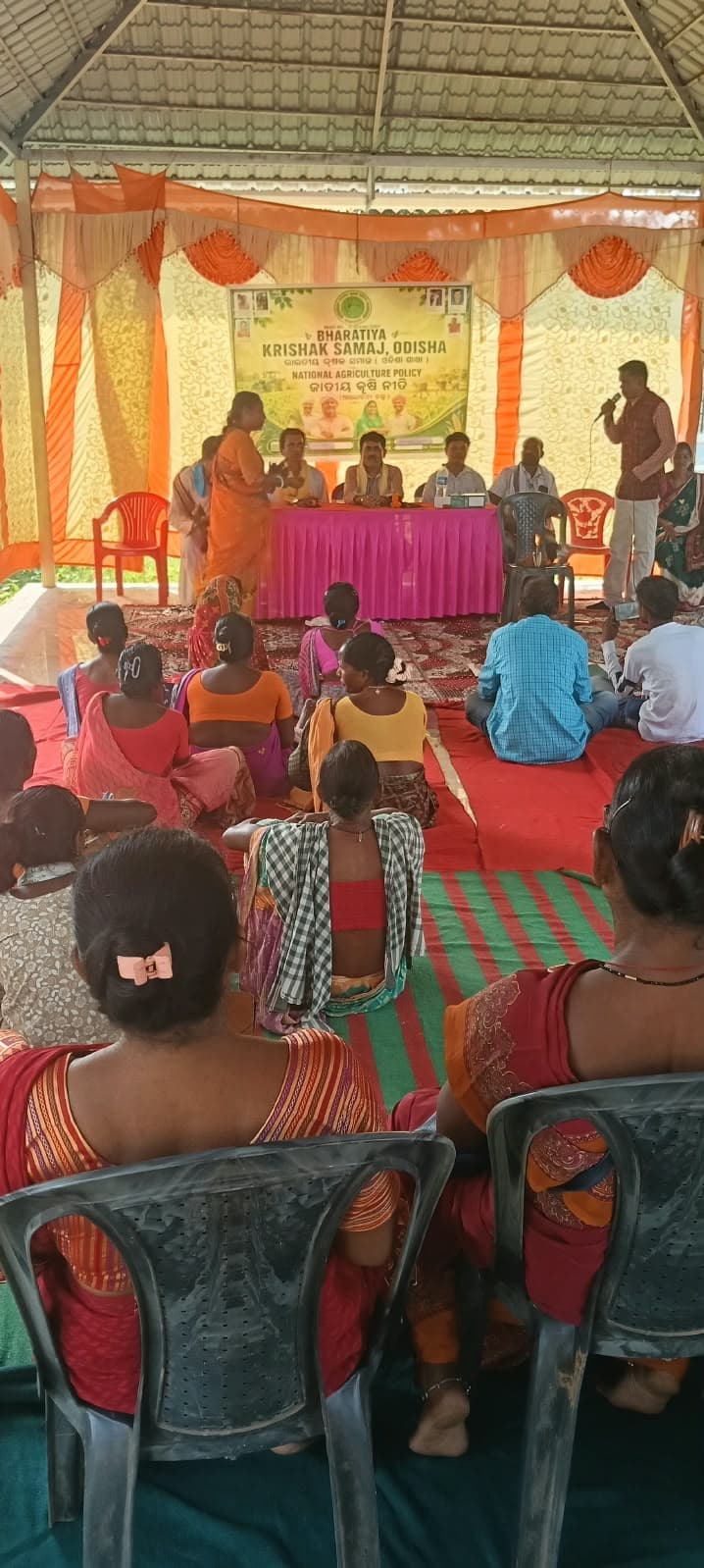 Farmers seated under the pandal at the Sundargarh district meeting