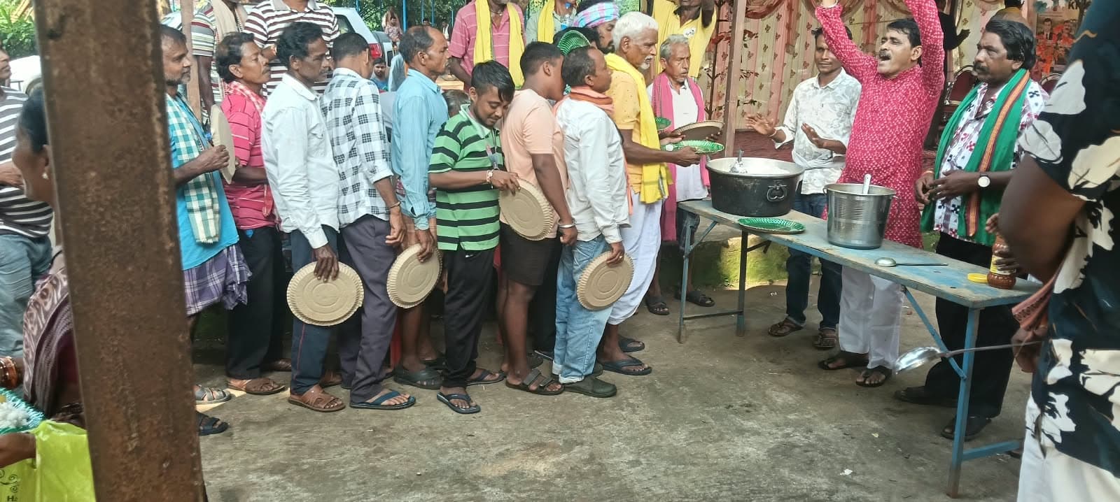 Gathering for a community meal at the Sundargarh programme
