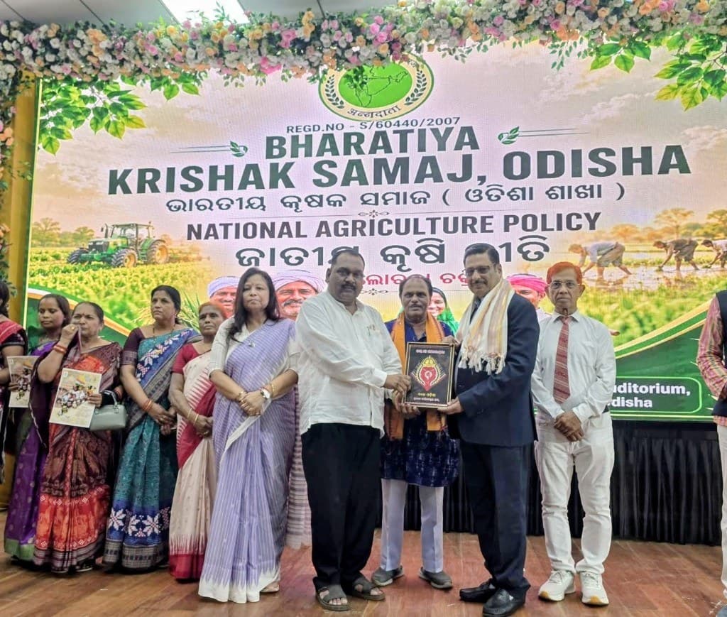 Felicitation on stage at the National Agricultural Policy programme, Bharatiya Krishak Samaj Odisha
